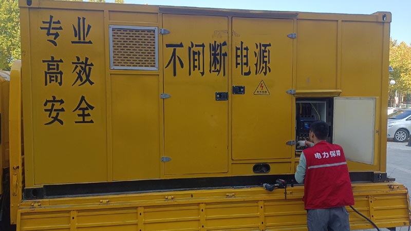 察雅柴油发电机组和UPS电源配合使用时，如何避免切换过程中的电力中断？